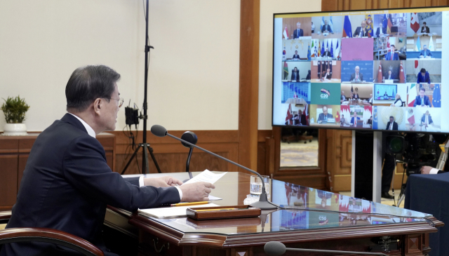 문재인 대통령이 26일 청와대 집무실에서 코로나19 공조방안 모색을 위한 G20 특별화상정상회의 중 발언하고 있다. 연합뉴스