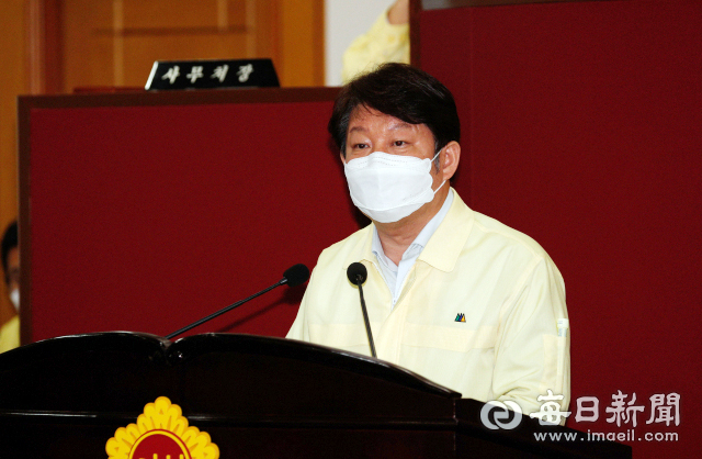 권영진 대구시장이 지난달 26일 오후 대구시의회에서 열린 코로나19 극복을 위한 원포인트 임시회에 참석해 긴급 생계 자금 지급 시기에 대한 의원의 질의에 답하고 있다. 우태욱 기자 woo@imaeil.com
