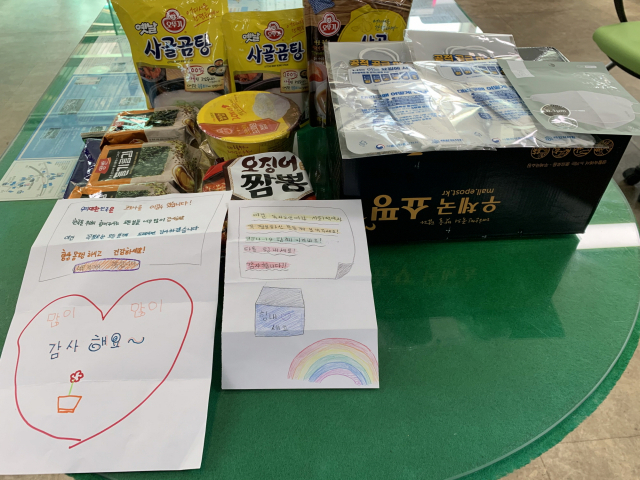 봉화군 봉성면사무소에 어린 소녀가 놓고 간 공적 마스크 등 생필품과 손편지. 봉성면사무소 제공