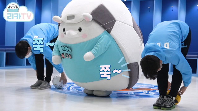 대구FC는 27일 리카와 함께 코로나19 장기화로 야외활동이 어려운 어린이들이 집에서 할 수 있는 홈트레이닝 영상을 공개했다. 대구FC 제공