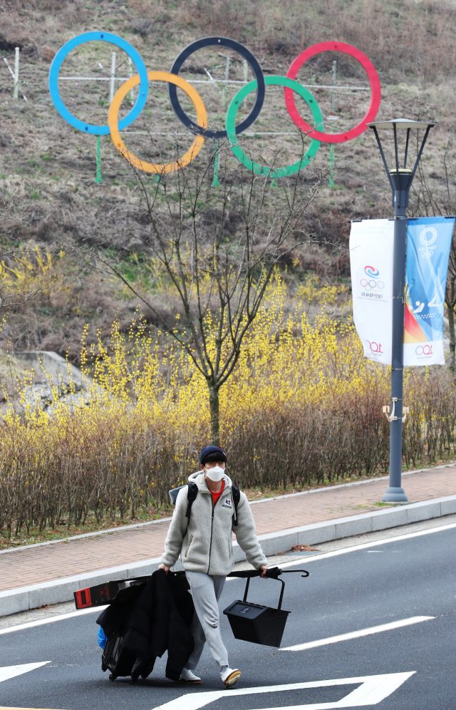 2020 도쿄올림픽 개최 1년 연기와 코로나19 확산으로 진천선수촌이 휴촌에 들어간 27일 충북 진천 국가대표선수촌 웰컴센터 앞에서 사격 이권국 선수가 퇴촌하고 있다. 연합뉴스