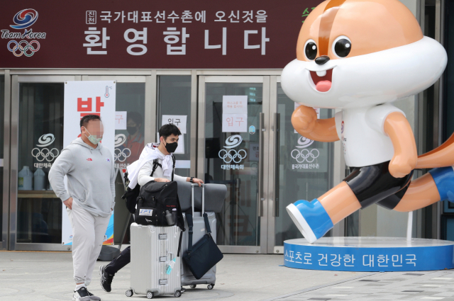 2020 도쿄올림픽 개최 1년 연기와 코로나19 확산으로 진천선수촌이 휴촌에 들어간 27일 충북 진천 국가대표선수촌 웰컴센터 앞에서 선수들이 퇴촌하고 있다. 연합뉴스