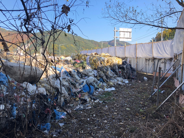 한 건설 현장에 불법 투기한 쓰레기가 산더미처럼 쌓여 있다. 봉화서 제공