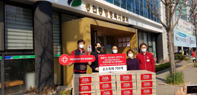 홈플러스 칠곡점은 대구시 북구 동천동 행정복지센터에 코로나19 극복 돕기 손소독제 기부했다.