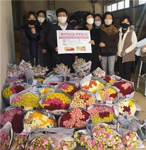 (사)대구그린시티포럼과 (사)한국화훼학회가 27일 대구 시내 진료소와 보건소에 꽃바구니 370개를 기부했다. 대구시 제공