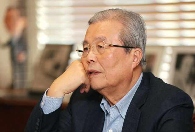 미래통합당 김종인 총괄선대위원장이 27일 오후 서울 광화문 인근 자신의 사무실에서 연합뉴스와 인터뷰를 하고 있다. 연합뉴스