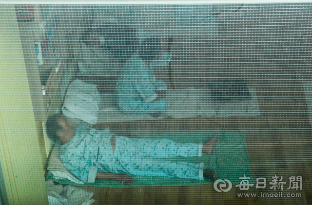 27일 오후 코로나19 확진자가 50여 명이 발생한 대구 달성군 제이미주병원에서 코호트 격리 중인 환자들이 이송을 기다리고 있다. 우태욱 기자 woo@imaeil.com