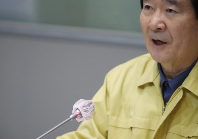 정세균 국무총리가 휴일인 28일 정부서울청사 중앙재난안전상황실 서울상황센터에서 열린 신종 코로나바이러스 감염증(코로나19) 대응 중앙재난안전대책본부 회의에 참석해 발언하고 있다. 이날 정 총리의 마이크에는 살균 소독한 커버가 씌워져 있다. 연합뉴스