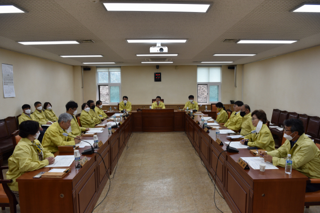 경산시의회가 코로나19 대응에 투입하기 위해 2020년도 의원국외연수비 및 의원정책개발비 예산 전액 1억 2천750만원을 반납하기로 결정했다.