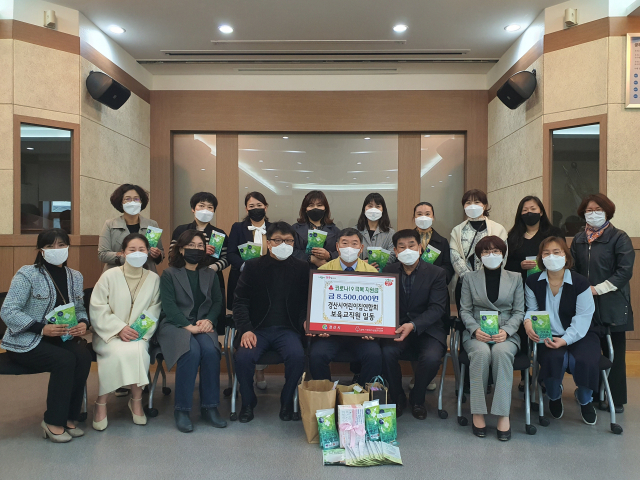 경산시어린이집연합회는 코로나19의 확산 방지와 피해 복구 등을 돕기 위해 경산시에 성금 850만원과 마스크 150매를 기탁했다.