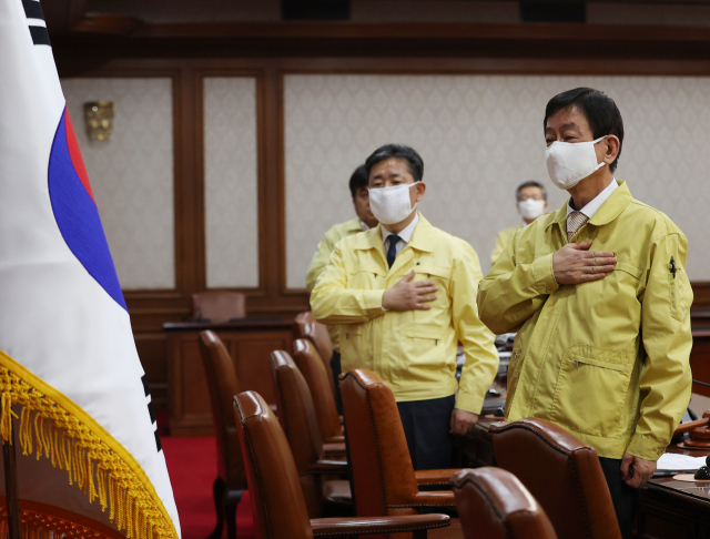 진영 행정안전부 장관이 24일 오전 정부서울청사에서 열린 국무회의에서 국기에 대한 경례를 하고 있다. 연합뉴스