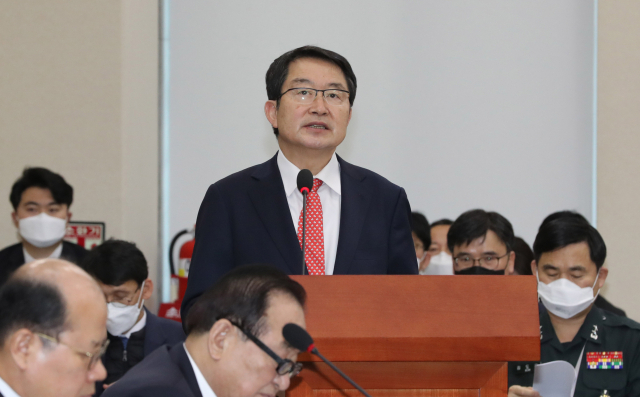 미래통합당 백승주 국회 국방위 간사가 24일 오전 서울 여의도 국회에서 열린 국방위 전체회의에서 법안 심사보고를 하고 있다. 연합뉴스