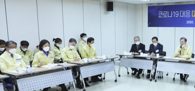 지난 25일 오후 이승호 대구시 경제부시장(왼쪽)이 동대구역 회의실에서 열린 문재인 대통령과 지역 시장·소상공인 간담회에 참석해 있다. 연합뉴스