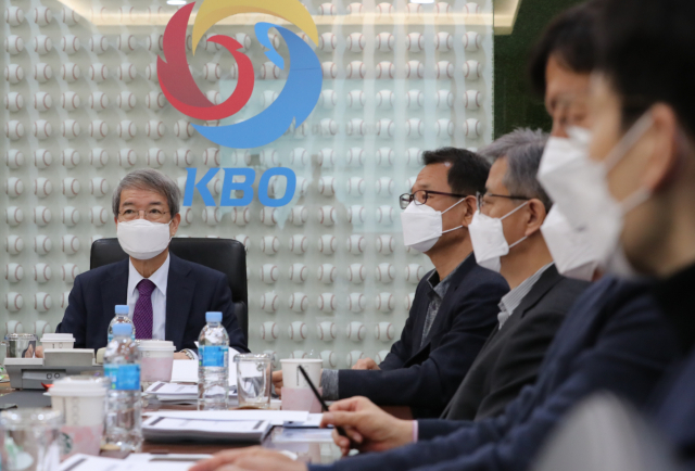 정운찬 한국야구위원회(KBO) 총재가 24일 오전 서울 강남구 야구회관에서 신종 코로나바이러스 감염증(코로나19) 여파로 연기한 정규리그 개막 관련 논의를 위해 열린 이사회를 주재하고 있다. 연합뉴스