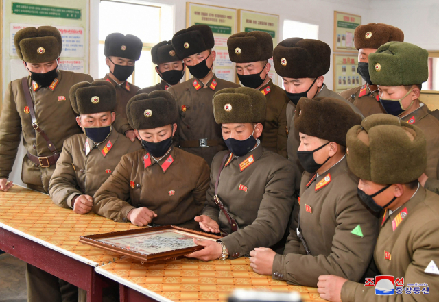 북한 노동당의 양대 핵심 조직인 조직지도부와 선전선동부가 최근 포사격대항경기에서 우승해 김정은 북한 국무위원장의 특별감사와 축하 친필을 받은 인민군 서부전선대연합부대 제3군단 포병대대를 축하 방문했다고 조선중앙통신이 26일 보도했다. [국내에서만 사용가능. 재배포 금지. For Use Only in the Republic of Korea. No Redistribution] 연합뉴스