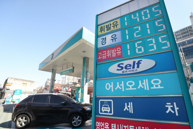 전국 주유소 휘발유 가격이 9주 연속 하락했다. 사진은 29일 서울의 한 주유소. 연합뉴스