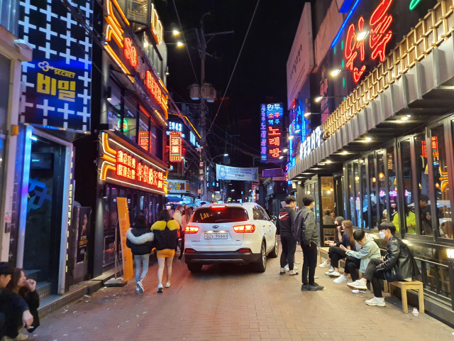 지난달 28일 토요일 대구 중구 동성로 로데오거리 일대에 술을 마시러 나온 20대들이 길을 오가고 있다.