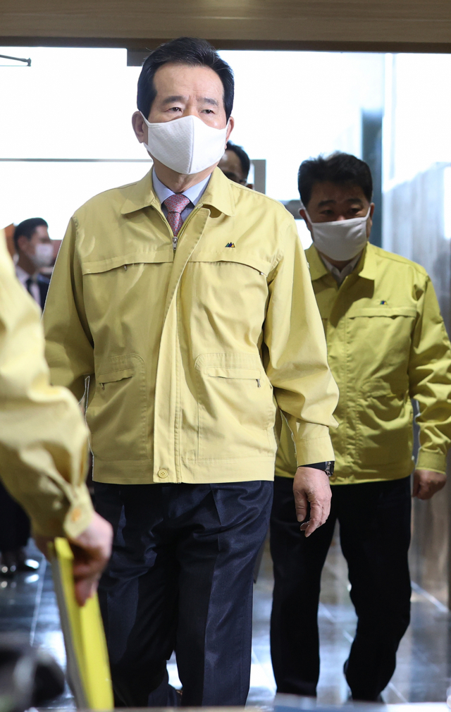 정세균 국무총리가 30일 오전 정부서울청사 중앙재난안전상황실 서울상황센터에서 열린 신종 코로나바이러스 감염증(코로나19) 대응 중앙재난안전대책본부 회의에 참석하기 위해 회의실로 들어서고 있다. 연합뉴스