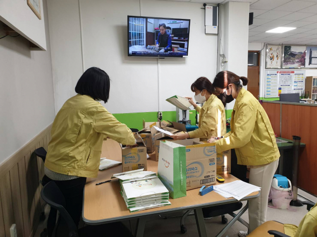 김천시청 공무원들이 시민들엑 무상으로 나눠줄 마스크를 지역별로 나눠 담고 있다. 김천시 제공