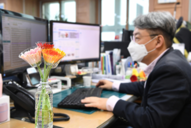 영주시청 한 직원 책상 위에 꽃이 놓여 있다. 영주시 제공