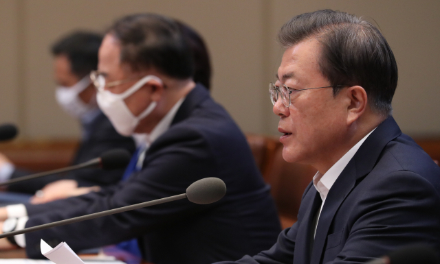문재인 대통령이 30일 청와대에서 코로나19 관련 제3차 비상경제회의를 하고 있다. 연합뉴스