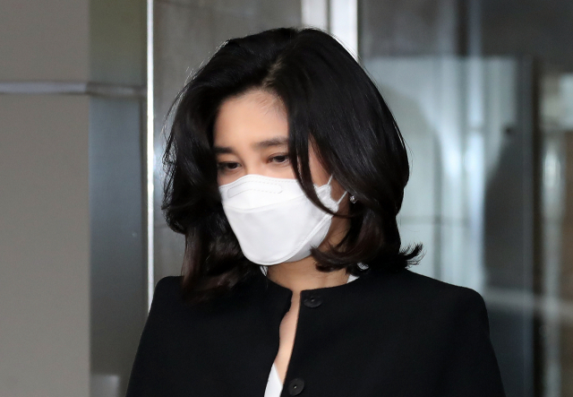 이부진 호텔신라 사장이 삼성전자 장충사옥에서 열린 호텔신라 정기 주주총회에 참석한 뒤 주총장을 나서고 있다. 연합뉴스