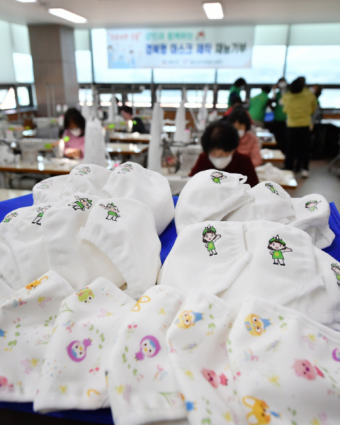 청도군 여성회관 재봉기술 수강생과 여성단체 회원 등 40여명이 아동형 면마스크와 경북형 마스크 제작에 나서고 있다. 청도군 제공