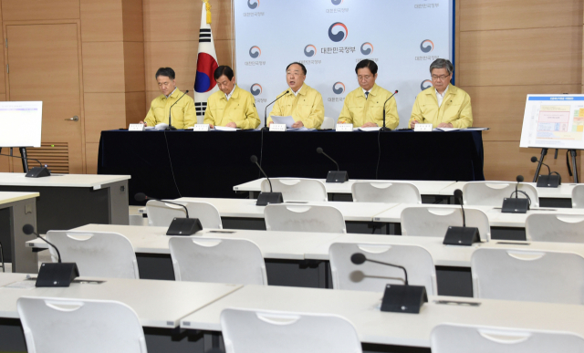 홍남기 경제부총리 겸 기획재정부 장관이 30일 정부서울청사에서 열린 제3차 비상경제회의 결과 관계부처 합동브리핑에서 주요 내용을 발표하고 있다. 사진 왼쪽부터 박능후 보건복지부 장관, 진영 행정안전부 장관, 홍남기 경제부총리, 성윤모 산업통상자원부 장관, 이재갑 고용노동부 장관. [기획재정부 제공. 재판매 및 DB 금지] 연합뉴스