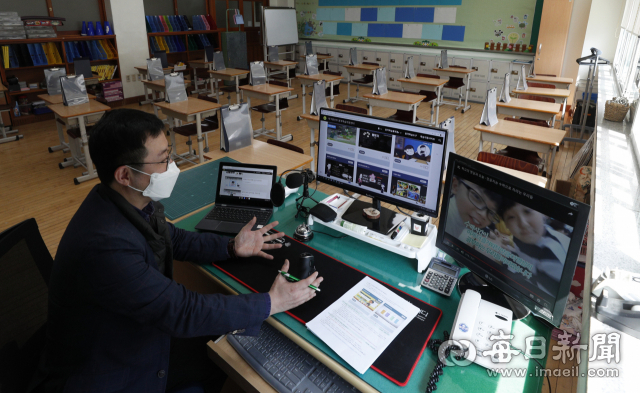 30일 대구의 원격교육 시범학교인 왕선초등학교에서 6학년 3반 김건호 담임교사가 온라인 개학에 대비해 e-학습터 프로그램을 기반으로 원격수업을 준비하고 있다. 교육부는 다음달 9일부터 단계적 온라인 개학을 시행한다고 밝혔다. 우태욱 기자 woo@imaeil.com