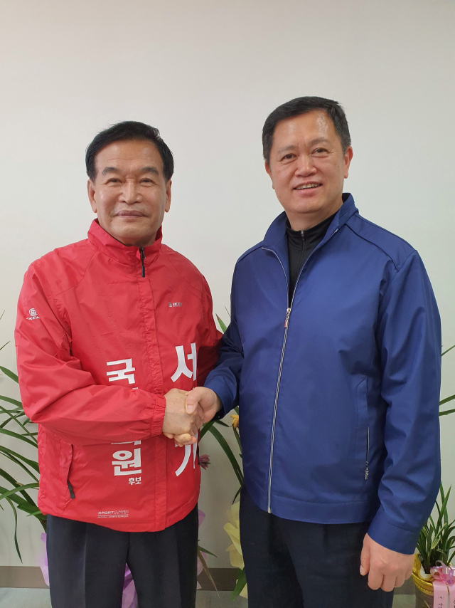 채명지 전 달성군의회 의장(좌)이 서상기 전 국회의원 전 국회의원 지지를 선언한 뒤 사진을 찍고 있다.