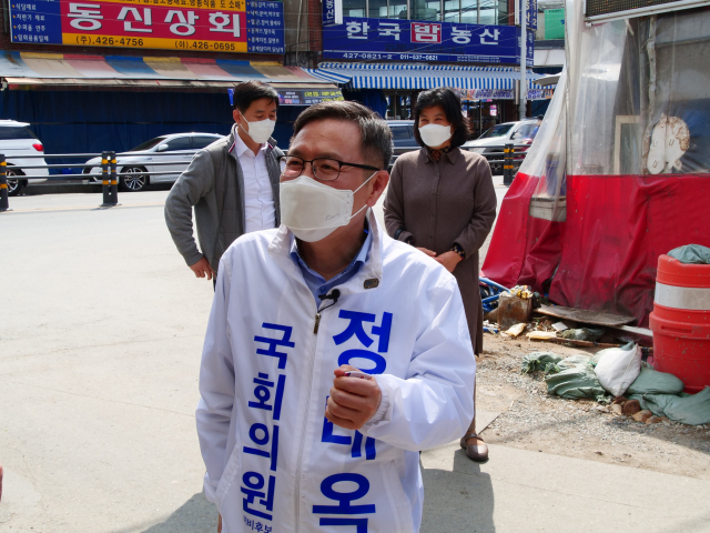 29일 오후 대구 북구 칠성시장에서 정태옥 무소속 후보(대구 북갑)가 유세활동을 펼치고 있다. 이남영 기자 iny0104@imaeil.com
