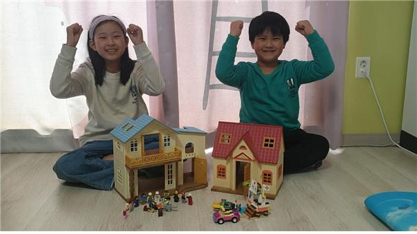 이가율·이상율 남매가 최우수상 소식에 만세를 부르고 있다. 서벽초 제공