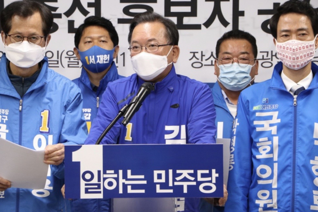 30일 오전 더불어민주당 대구시당에서 열린 선거대책위원회 발대식 겸 공약 발표회에서 대구 선거구 후보 12명이 코로나19 방역 이후 대구경북 경제 회생을 위한 