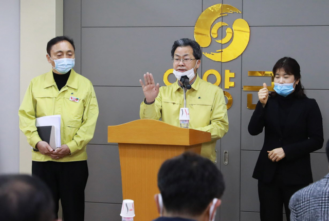 오도창 영양군수가 코로나19와 관련해 언론에 브리핑하고 있다. 영양군 제공