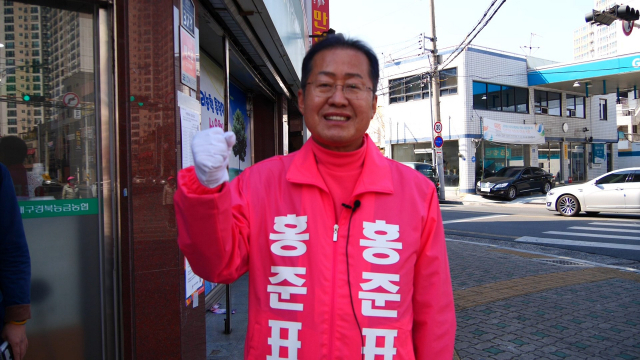 김부겸(가운데) 전 행정안전부 장관.