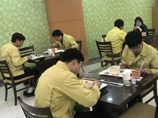 상주시청 공무원들이 투명 아크릴 칸막이가 설치돼 있는 구내식당에서 점심식사를 하고 있다. 상주시 제공