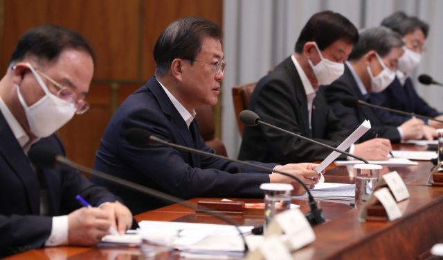 문재인 대통령이 30일 청와대에서 코로나19 관련 제3차 비상경제회의를 하고 있다. 연합뉴스