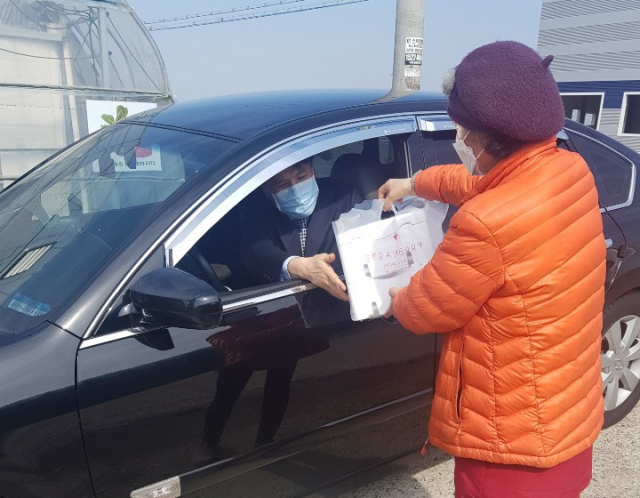 고령군이 드라이브스루 방식으로 지역 생산 농산물인 딸기를 판매하고 있다. 고령군 제공.