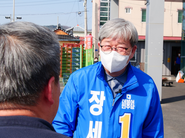 30일 오후 장세호 더불어민주당 후보가 경북 칠곡군 왜관읍 로얄사거리 인근에서 주민과 이야기를 나누고 있다. 이남영 기자