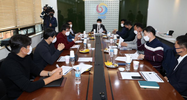 31일 서울 강남구 도곡동 야구회관에서 열린 한국야구위원회(KBO) 제2차 긴급 실행위원회에서 각 구단 단장들이 류대환 KBO 사무총장과 이야기를 나누고 있다. 연합뉴스