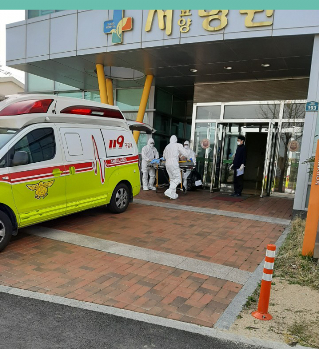 119 구급대원들이 31일 오후 경산 서요양병원의 입원환자 중 음성판정을 받은 33명을 상주적십자병원으로 후송하기 위해 구급차로 옮기고 있다. 김진만 기자