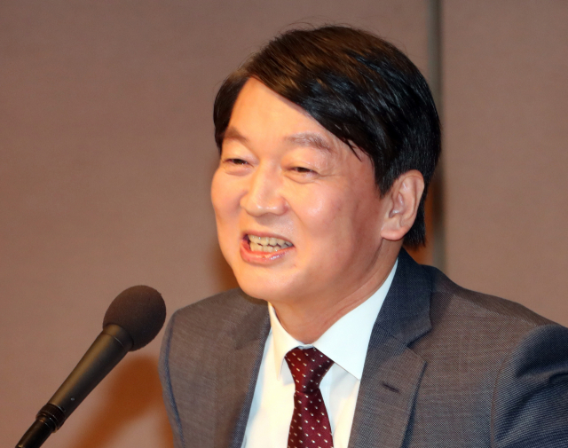 국민의당 안철수 대표가 31일 오전 서울 한국프레스센터에서 열린 관훈토론회에서 웃음을 짓고 있다. 연합뉴스