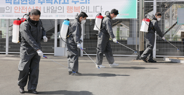미래통합당 국회의원 후보자들과 당직자들이 31일 오전 경북 경산역에서 선거대책위원회 출범식을 대신해 방역봉사활동을 하고 있다. 김영진 기자 kyjmaeil@imaeil.com