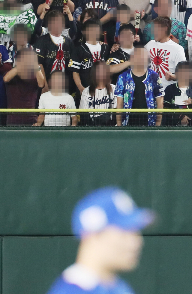 지난햐 11월 16일 일본 도쿄돔에서 열린 2019 세계야구소프트볼연맹(WBSC) 프리미어12 슈퍼라운드 4차전 한국과 일본의 경기. 일부 관중이 욱일기가 인쇄된 티셔츠를 입고 응원하고 있다. 연합뉴스
