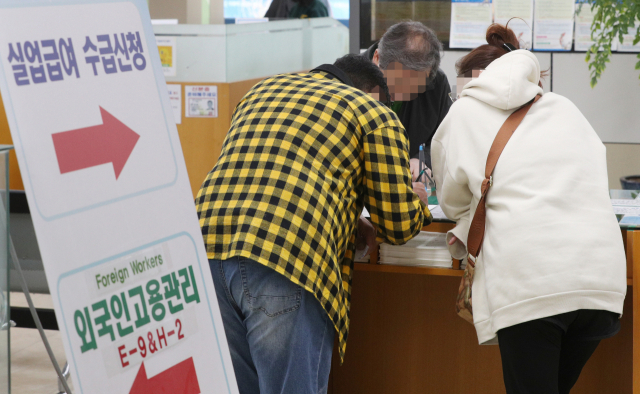 사진은 지난달 24일 대구 서부고용복지센터에서 실직자들이 실업급여 수급신청 서류를 작성하고 있는 모습. 매일신문 DB