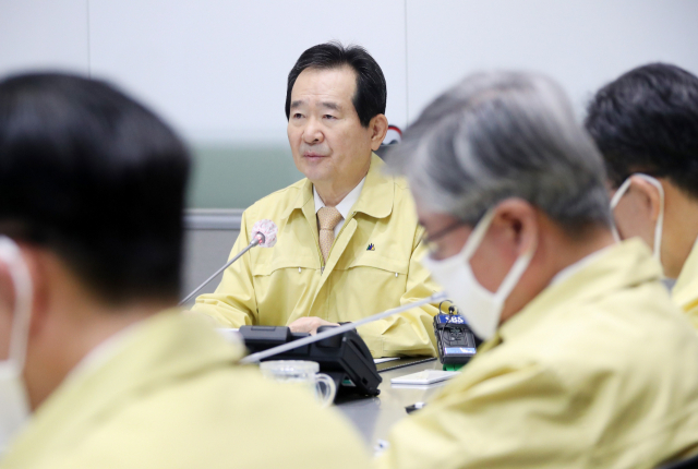 정세균 국무총리가 1일 오전 정부서울청사 중앙재난안전상황실 서울상황센터에서 열린 신종 코로나바이러스 감염증(코로나19) 대응 중앙재난안전대책본부 회의를 주재하며 발언하고 있다. 연합뉴스
