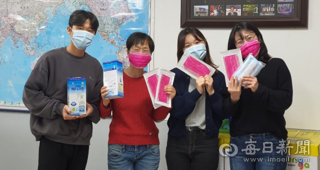 안동대 유학생들이 2주간의 격리생활을 마친 후 대학측의 배려에 대한 고마움에 마스크 등을 구입해 기부하며 활짝 웃고 있다. 안동대 제공