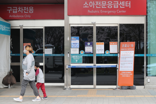 1일 오전 신종 코로나바이러스 감염증(코로나19) 확진자가 발생한 서울 송파구 서울아산병원 소아전문응급센터가 폐쇄돼있다. 서울아산병원은 1인실에 입원해있던 9세 여아가 전날 오전 병원에서 코로나19 진단검사를 받았고, 오후 양성으로 확인돼 음압병실로 옮겼다고 밝혔다. 연합뉴스