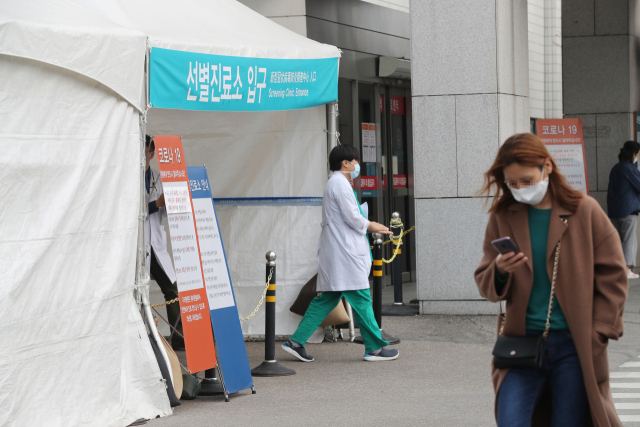 서울 송파구 서울아산병원에 마련된 선별진료소에서 의료진이 이동하고 있다. 연합뉴스