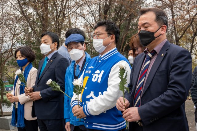 허소 더불어민주당 후보(대구 달서을)가 1일 태극단학생독립운동기념탑에서 출정식을 열고 있다. 허소 후보 캠프 제공